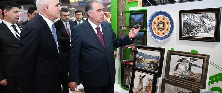 Глава государства Эмомали Рахмон в Баку ознакомился с выставкой СПЕКА